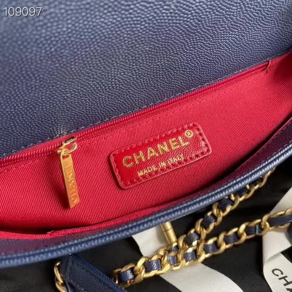 【原版皮】香奈儿/Chanel 新款口盖包,选用牛皮颗粒经过特殊工艺抛光,皮面略微亮闪闪,增加了耐磨度同时又超质感,经典的菱格纹设计,双C纽扣设计,19的皮穿金属粗链条,款号:AS1895