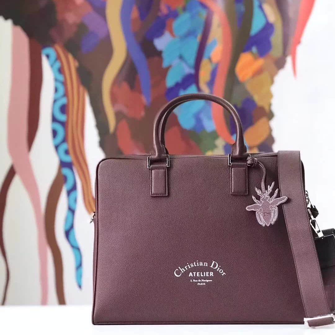 【原版皮】迪奥/Dior 男士公文包,选用粒面纹小牛皮裁制而成,采用传统工艺,是现代男士携带各类日常数据与文件的尚佳选择