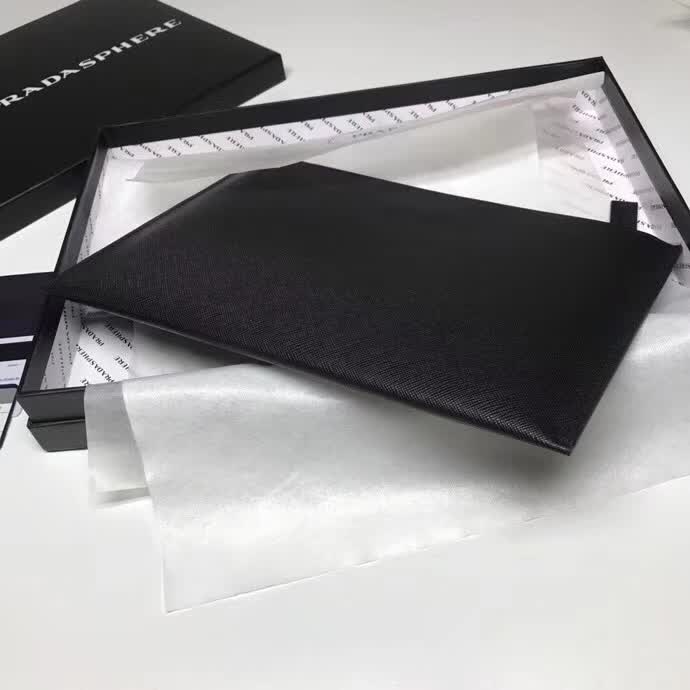 【原版皮】普拉达/Prada 男士手包,选用十字纹小牛皮裁制而成,正面点缀品牌三角散字徽标,款号:2NG05V