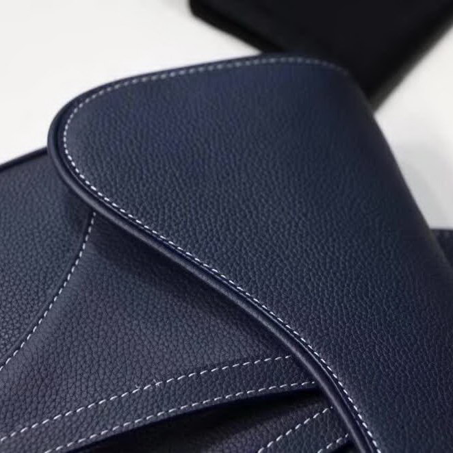 【原版皮】迪奥/Dior 马鞍包,选用颗粒纹小牛皮裁制而成,饰有Christian Dior带扣细节,彰显出自由与独特个性,看起来帅气又低调