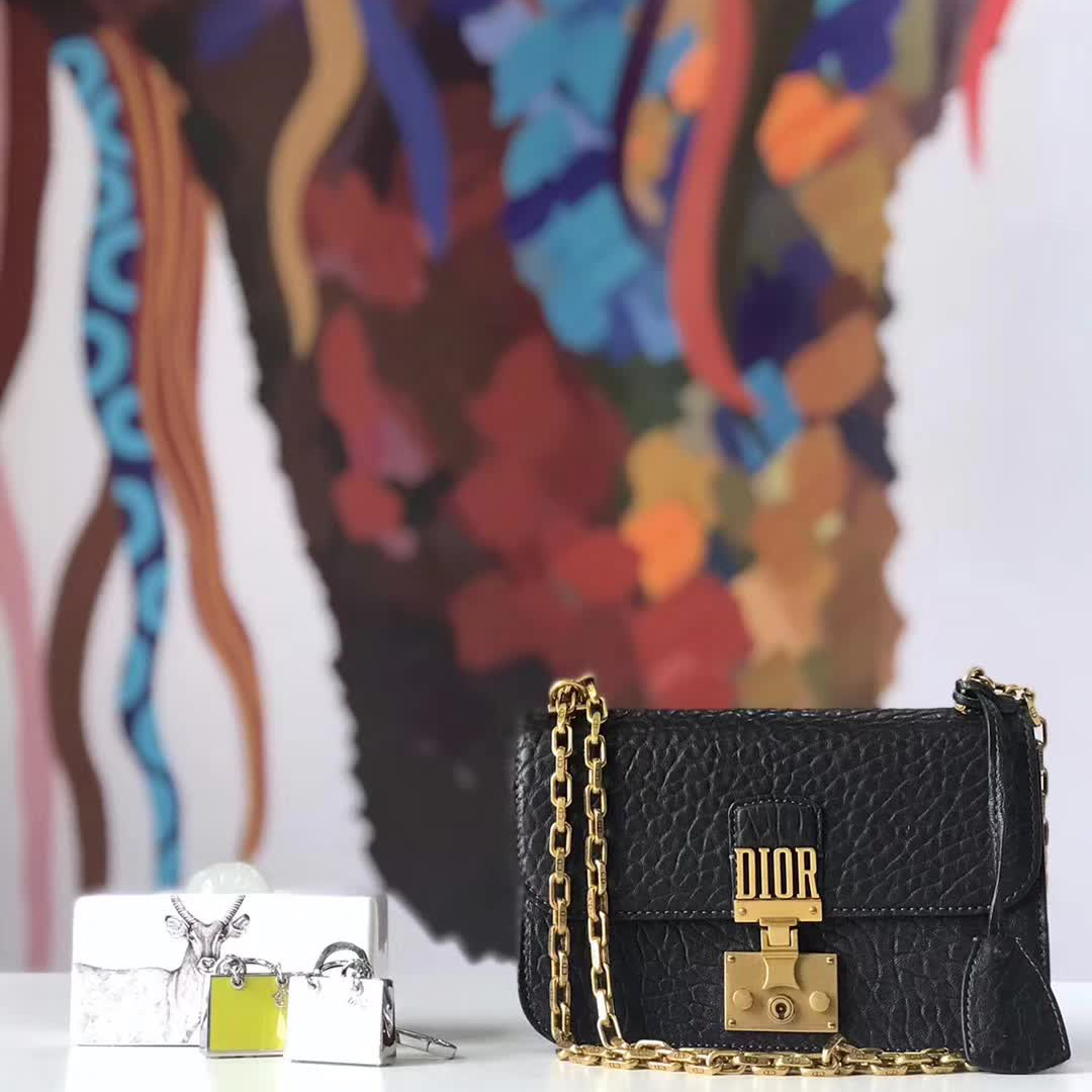 【原版皮】迪奥/Dior 链条包,选用大象纹小牛皮裁制而成,饰以精致又摩登复古品牌标识锁扣,很有年代感,搭配链条肩带,真是perfect,款号:M5816