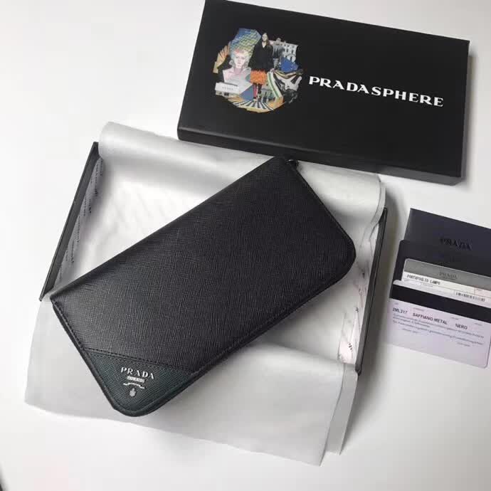 【原版皮】普拉达/Prada 拉链钱夹,选用十字纹小牛皮裁制而成,边角点缀三角散字徽标,经典之作,简单时尚,款号:2ML317