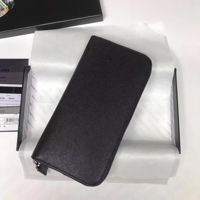 【原版皮】普拉达/Prada 拉链钱夹,选用十字纹牛皮裁制而成,饰以菱形拼色,精湛走线均匀整齐,油边顺滑,款号:2ML317