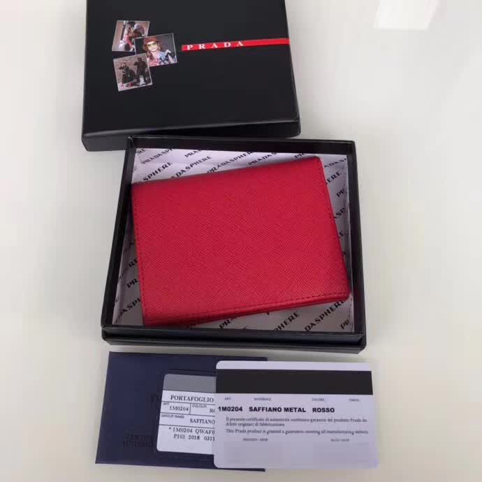 【原版皮】普拉达/Prada 短款钱夹,选用十字纹小牛皮裁制而成,点缀金色散字唛徽标,简单实用,提升个人品味的一款,款号:1M0204
