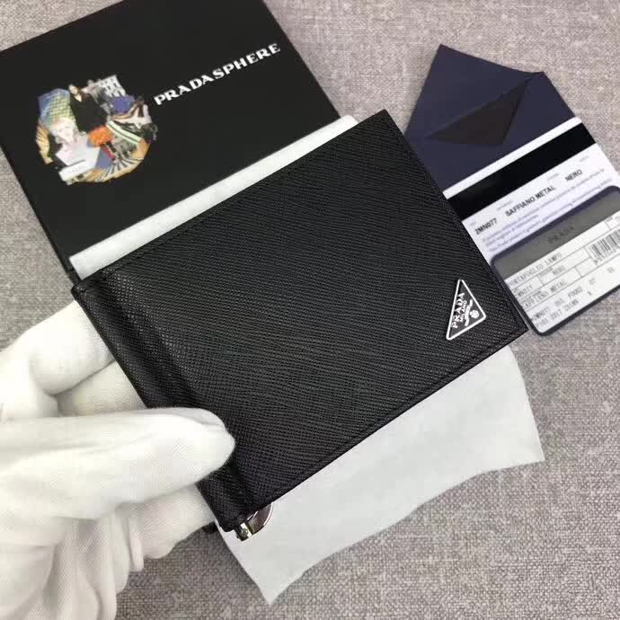 【原版皮】普拉达/Prada 金属钱夹,选用十字纹小牛皮裁制而成,边角饰三角珐琅涂层徽标,款号:2MN077