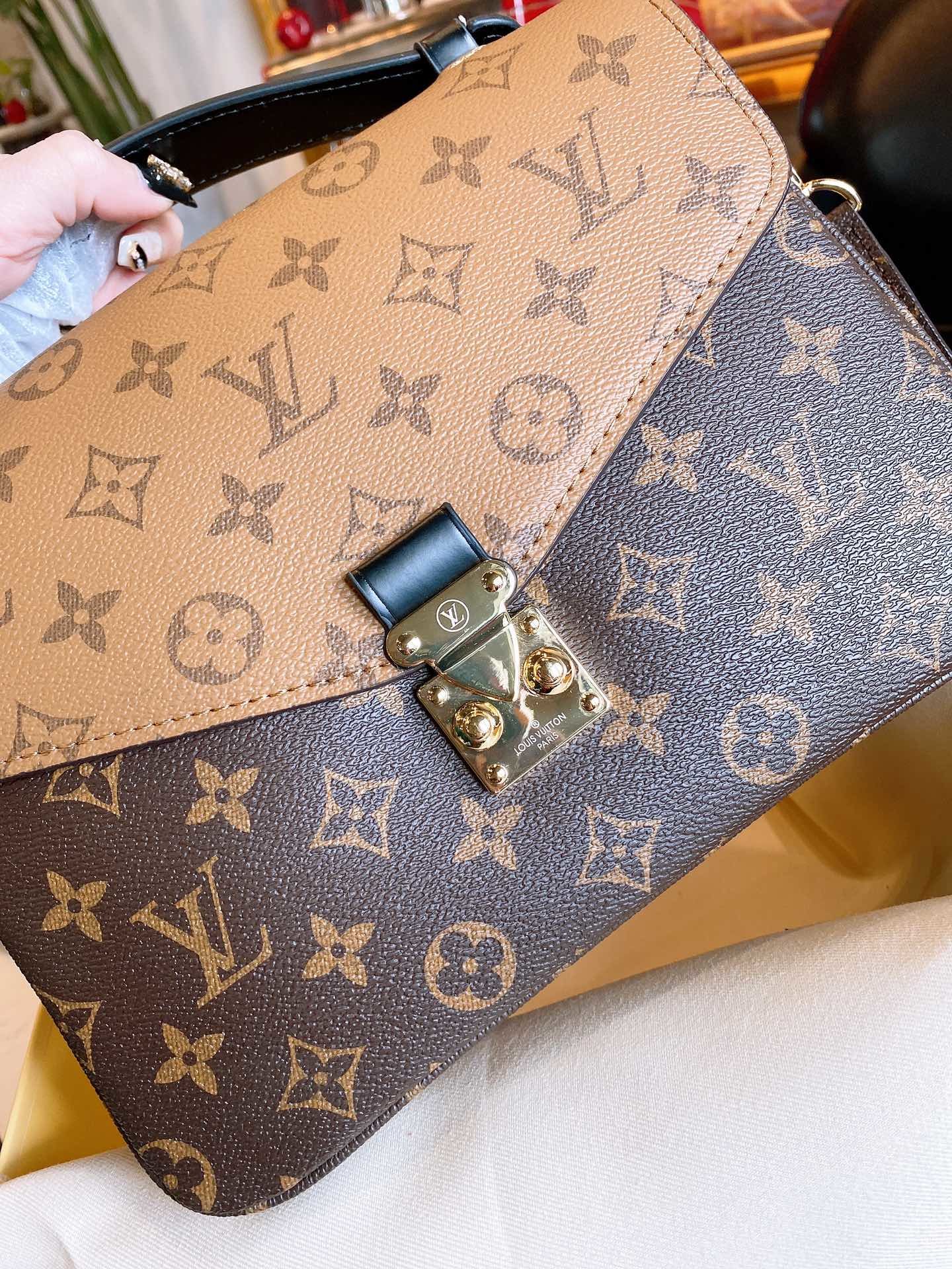 LOUIS VUITTON LB8912005020108 size: 25x19cm