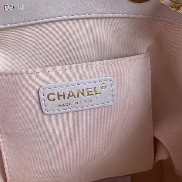【原版皮】香奈儿/Chanel 新款抽绳包,选用小羊皮经过特殊工艺抛光,皮面略微亮闪闪,增加了耐磨度同时又超质感,经典的菱格纹设计,双C纽扣设计,19的皮穿金属粗链条,款号:AS1900