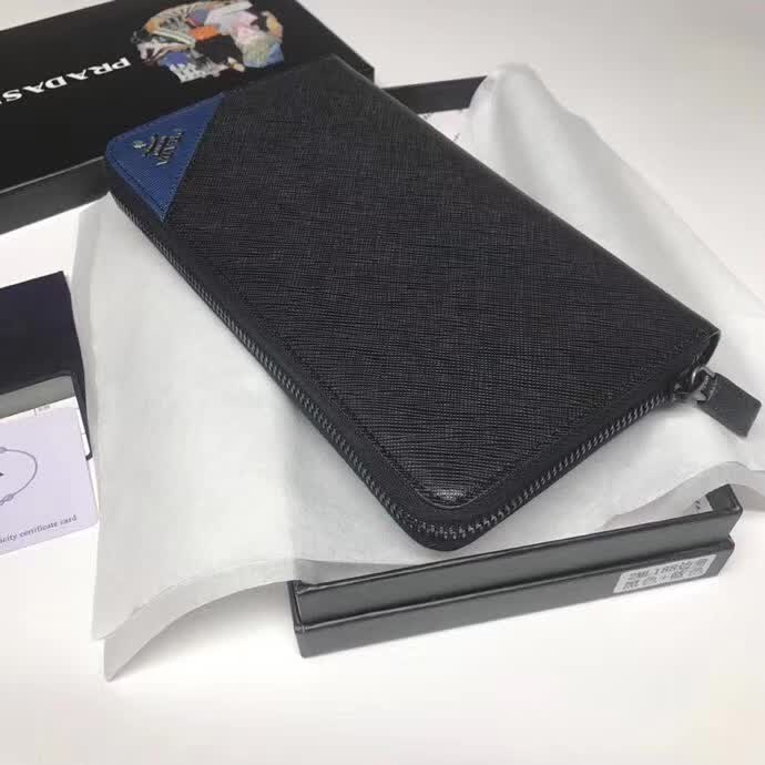 【原版皮】普拉达/Prada 拉链钱夹,选用十字纹小牛皮裁制而成,边角点缀三角散字徽标,经典之作,简单时尚,款号:2ML188