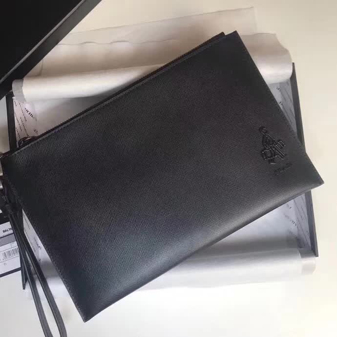 【原版皮】普拉达/Prada 男士手包,选用十字纹小牛皮裁制而成,边角点缀同色小公仔徽标,尽显高档时尚,低调而又奢华,款号:2NG005