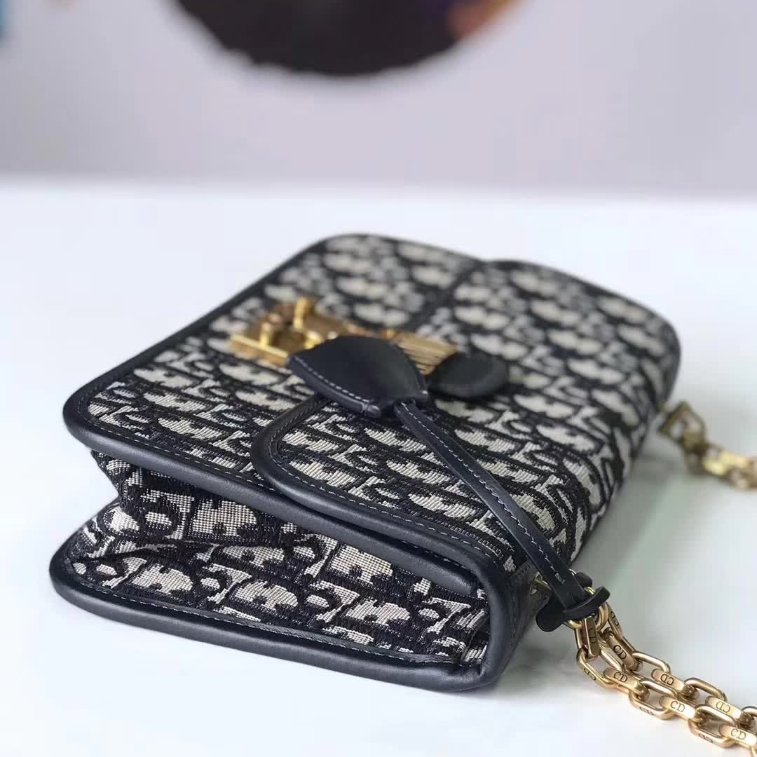 【原版皮】迪奥/Dior 链条包,选用Oblique提花帆布搭配同色系牛皮皮革裁制而成,饰以不规则珠片,很有年代感,搭配链条肩带,真是perfect