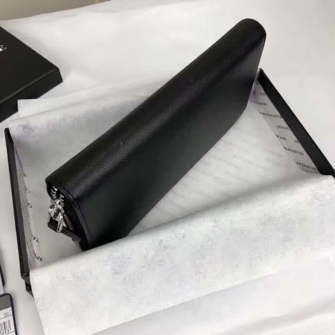 【原版皮】普拉达/Prada 拉链钱夹,选用十字纹小牛皮裁制而成,正面点缀银色散字徽标,尽显高档时尚,低调而又奢华,款号:1ML506