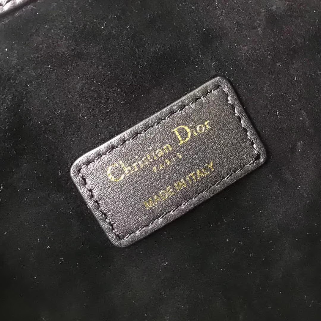 【原版皮】迪奥/Dior 水桶包,选用柔软羊皮精心裁制而成,整个包身绗缝藤格纹,看起来帅气又低调
