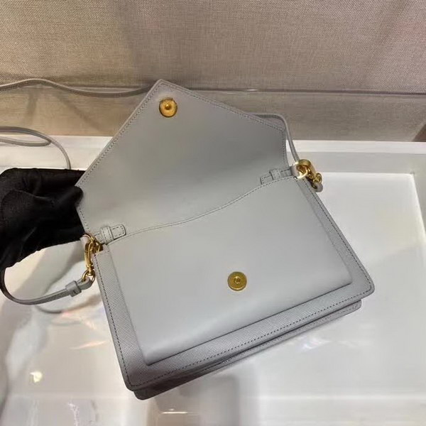 【原版皮】普拉达/Prada 肩背包,诠释精致的极简主义设计格调,一枚金属徽标点缀其上,昭示品牌身份,可拆卸可调式皮革肩带,又可当手包,内配可拆卸镜子,款号: 1BP020