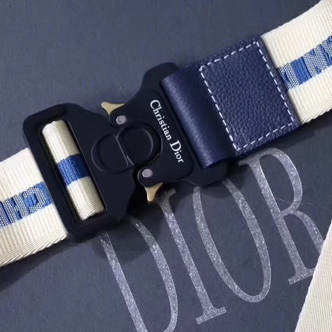 【原版皮】迪奥/Dior 马鞍包,选用颗粒纹小牛皮裁制而成,饰有Christian Dior带扣细节,彰显出自由与独特个性,看起来帅气又低调