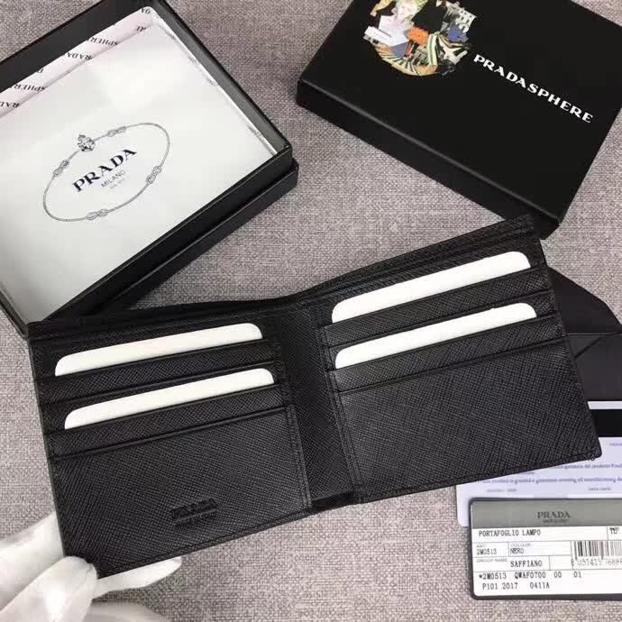 【原版皮】普拉达/Prada 短款钱夹,选用十字纹小牛皮裁制而成,边角点缀三角唛,经典之作,简单时尚,款号:2M0513