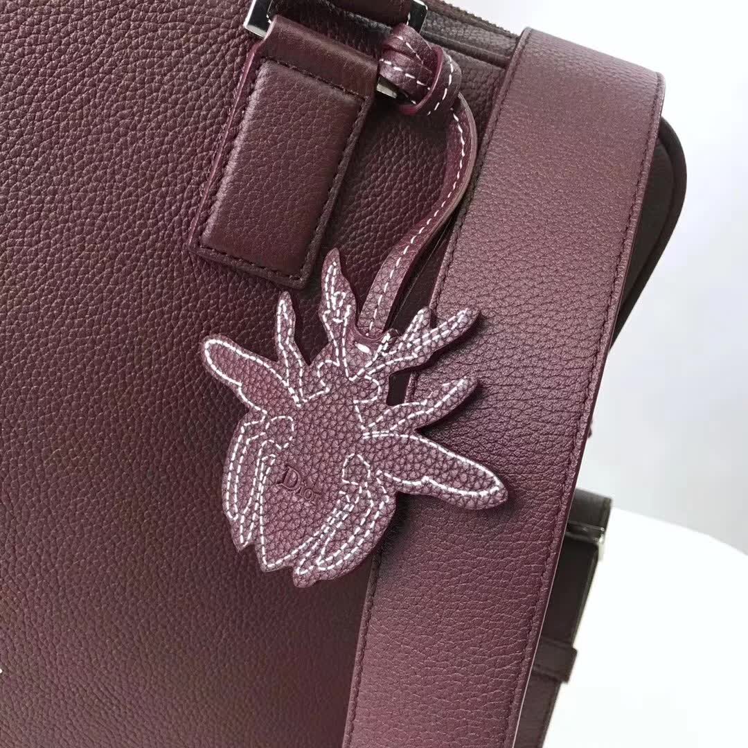 【原版皮】迪奥/Dior 男士公文包,选用粒面纹小牛皮裁制而成,采用传统工艺,是现代男士携带各类日常数据与文件的尚佳选择