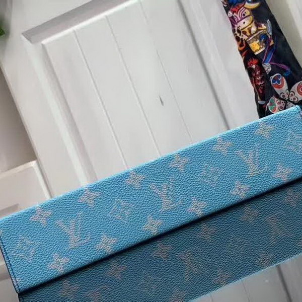 【原版皮】路易威登/LV pochette voyage手袋,以云朵主题焕新手袋设计,再令缥缈如云的品牌标识浮现于Monogram帆布背景,口袋和卡位实现有序收纳,款号:M45480