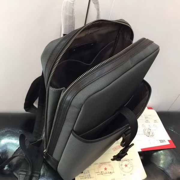 【原版皮】宝缇嘉/BV 男士双肩包,运用Meridian工艺制作,色彩绚丽,高度实用的同时又不失时尚风采,标志性刻花金属夹扣闭合,柔软加衬,有效保护高科技设备,款号:80187708