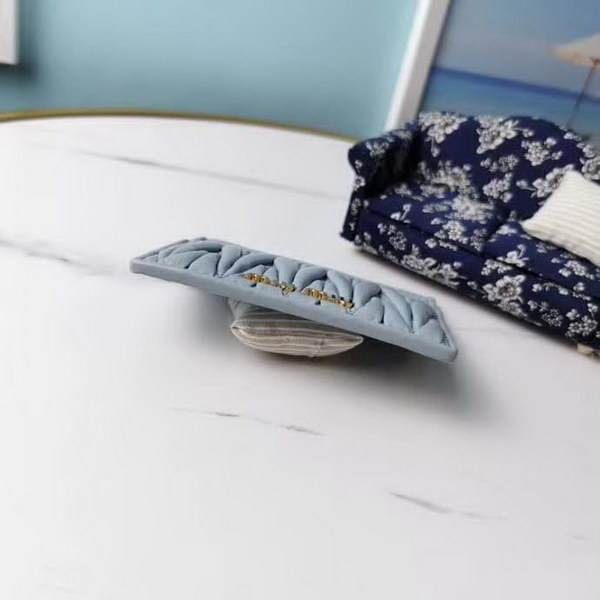 【原版皮】缪缪/Miu Miu 卡夹,采用小羊皮材质精心裁制而成,Matelasse花纹图案,内里标识烫字,Moire和皮革衬里,款号:5MC076