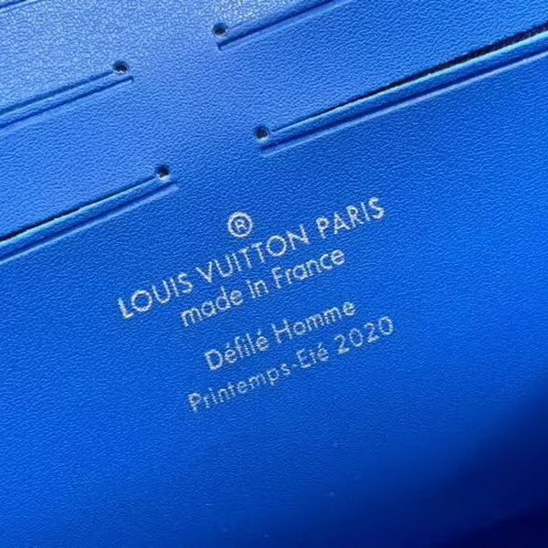 【原版皮】路易威登/LV pochette voyage手袋,以云朵主题焕新手袋设计,再令缥缈如云的品牌标识浮现于Monogram帆布背景,口袋和卡位实现有序收纳,款号:M45480