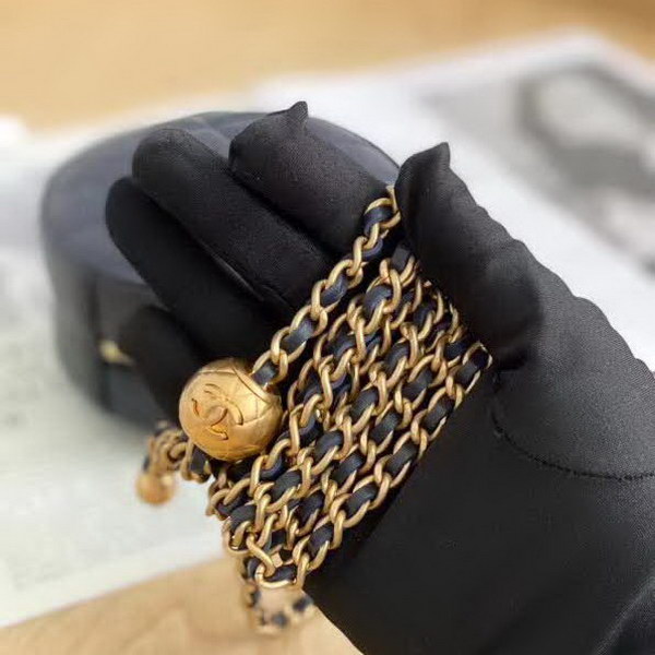 【原版皮】香奈儿/Chanel 金球系列小圆饼包,采用小羊皮精心裁制而成,柔软细腻搭配这季最火爆的链条,神奇的小金球能控制肩带长短,平时出门带的口红车钥匙纸巾都能放,款号:AS0366