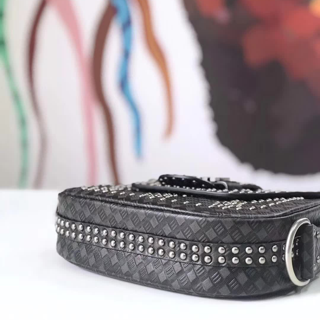 【原版皮】迪奥/Dior 肩背包,选用编织纹小牛皮裁制而成,缀以铆钉设计,搭配宽肩带更有特色,真的特别好看,款号:M6501