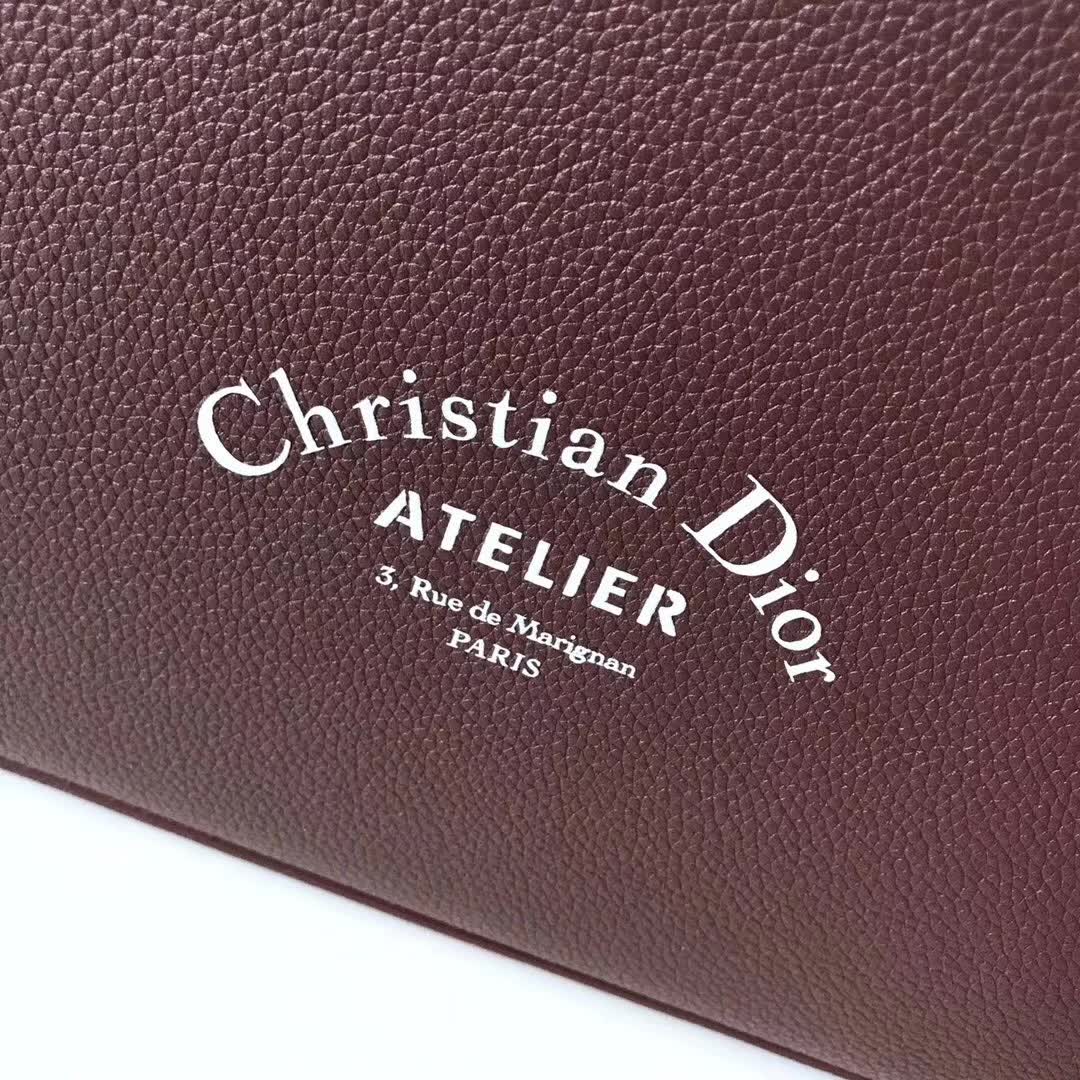 【原版皮】迪奥/Dior 男士公文包,选用粒面纹小牛皮裁制而成,采用传统工艺,是现代男士携带各类日常数据与文件的尚佳选择