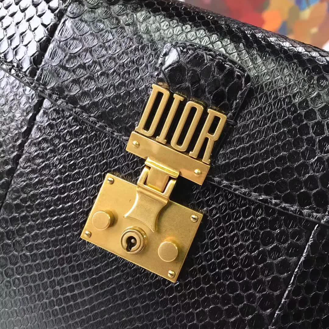 【原版皮】迪奥/Dior 手提包,选用蛇皮纹小牛皮裁制而成,饰以品牌标识字母锁扣,低调奢华,简约时尚