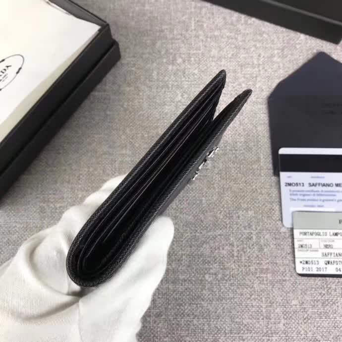 【原版皮】普拉达/Prada 短款钱夹,选用十字纹小牛皮裁制而成,边角点缀小公仔标识,经典之作,简单时尚,款号:2M0513