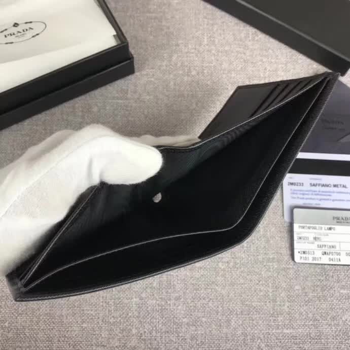 【原版皮】普拉达/Prada 短款钱夹,选用十字纹小牛皮裁制而成,边角点缀散字唛标识,经典之作,简单时尚,款号:2M0513