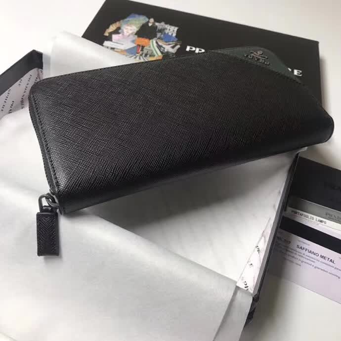 【原版皮】普拉达/Prada 拉链钱夹,选用十字纹小牛皮裁制而成,边角点缀三角散字徽标,经典之作,简单时尚,款号:2ML317