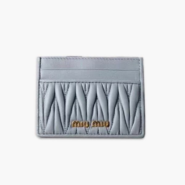 【原版皮】缪缪/Miu Miu 卡夹,采用小羊皮材质精心裁制而成,Matelasse花纹图案,内里标识烫字,Moire和皮革衬里,款号:5MC076