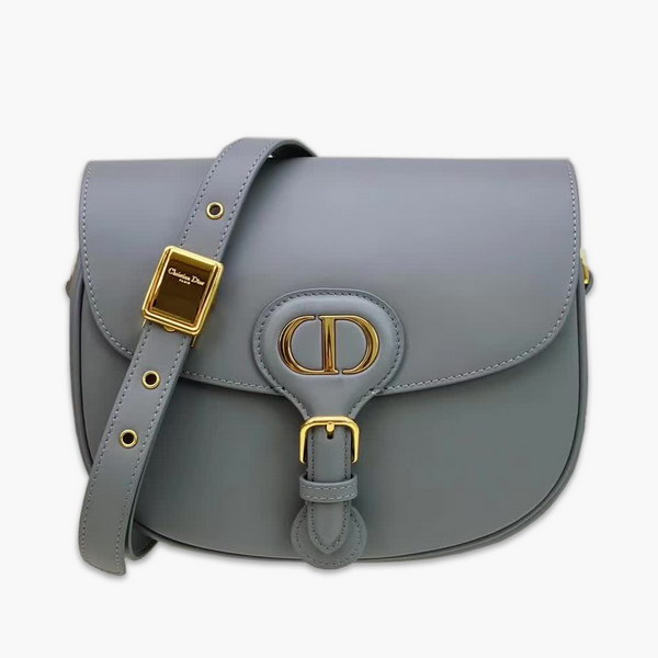 【原版皮】迪奥/Dior bobby 手袋,复古CD logo,硬挺的包身,五金做旧增加了复古感,不易磨损,采用光面牛皮革精心制作,饰以复古金色五金配件提升格调,柔软而富有质感,点缀有军装风格搭扣,款号:M9319