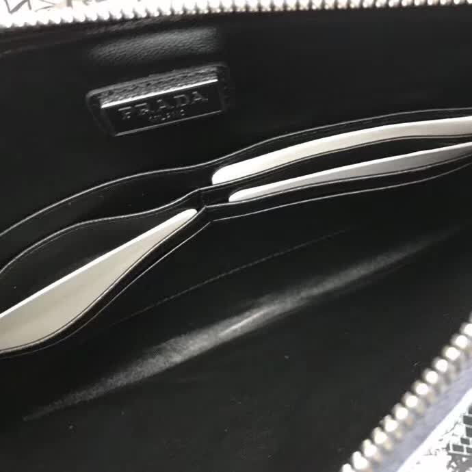 【原版皮】普拉达/Prada 男士手包,选用十字纹小牛皮镶嵌彩带鳄鱼纹裁制而成,经典之作,简单时尚,款号:2NG005