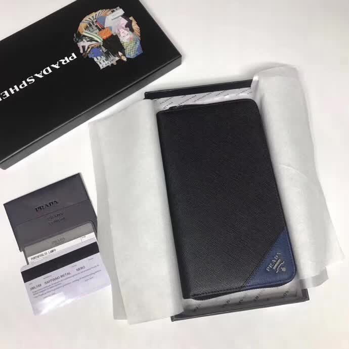 【原版皮】普拉达/Prada 拉链钱夹,选用十字纹小牛皮裁制而成,边角点缀三角散字徽标,经典之作,简单时尚,款号:2ML188