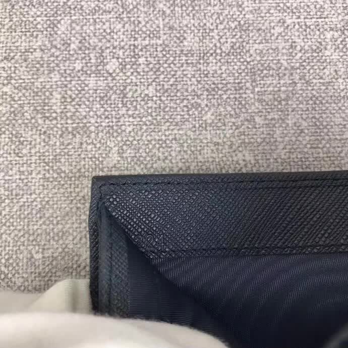 【原版皮】普拉达/Prada 短款钱夹,选用十字纹小牛皮镶嵌彩带皮革裁制而成,精湛走线均匀整齐,做工精湛,款号:2M0513