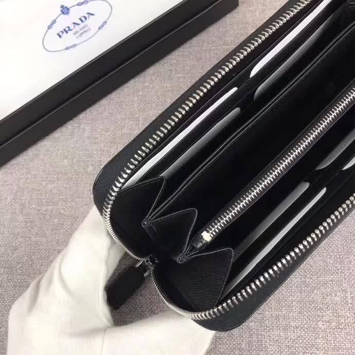【原版皮】普拉达/Prada 拉链钱夹,选用十字纹小牛皮裁制而成,绗缝特别的皮革徽标设计凸显个性,时尚炫酷,就是要你好看,款号:2ML317
