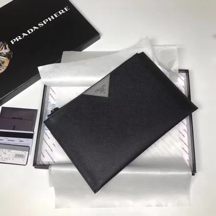 【原版皮】普拉达/Prada 男士手包,选用十字纹小牛皮裁制而成,正面点缀品牌三角散字徽标,款号:2NG05V