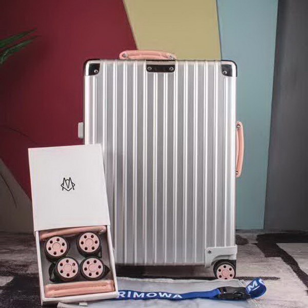 日默瓦/Rimowa 旅行箱,全铝镁合金,经典款的新版本,彩色皮质把手,购买就送透明套,4个轮子,2个手把,绑带,想怎么换就怎么换,永远是街头机场最靓的你