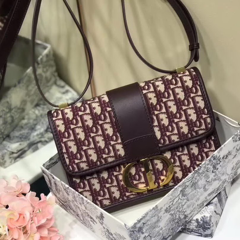 【原版皮】迪奥/Dior 30 MONTAIGNE手袋,选用Oblique提花帆布搭配同色系牛皮皮革裁制而成,饰以标志性“CD”字母锁扣,背面点缀30 Montaigne立体压印装饰,款号:M9203