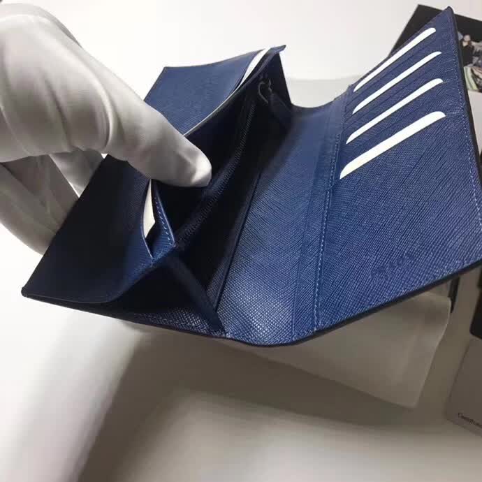 【原版皮】普拉达/Prada 西装钱夹，选用十字纹小牛皮裁制而成，边角点缀三角散字徽标，经典之作，简单时尚，款号：2MV836