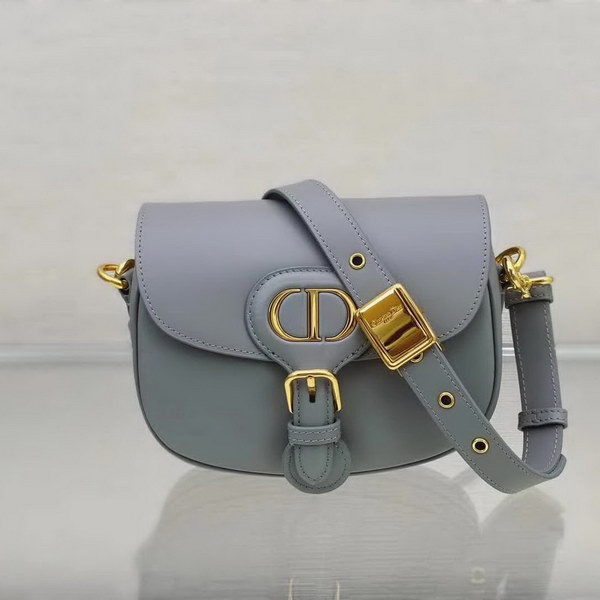 【原版皮】迪奥/Dior bobby 手袋,复古CD logo,硬挺的包身,五金做旧增加了复古感,不易磨损,采用光面牛皮革精心制作,饰以复古金色五金配件提升格调,柔软而富有质感,点缀有军装风格搭扣,款号:M9317