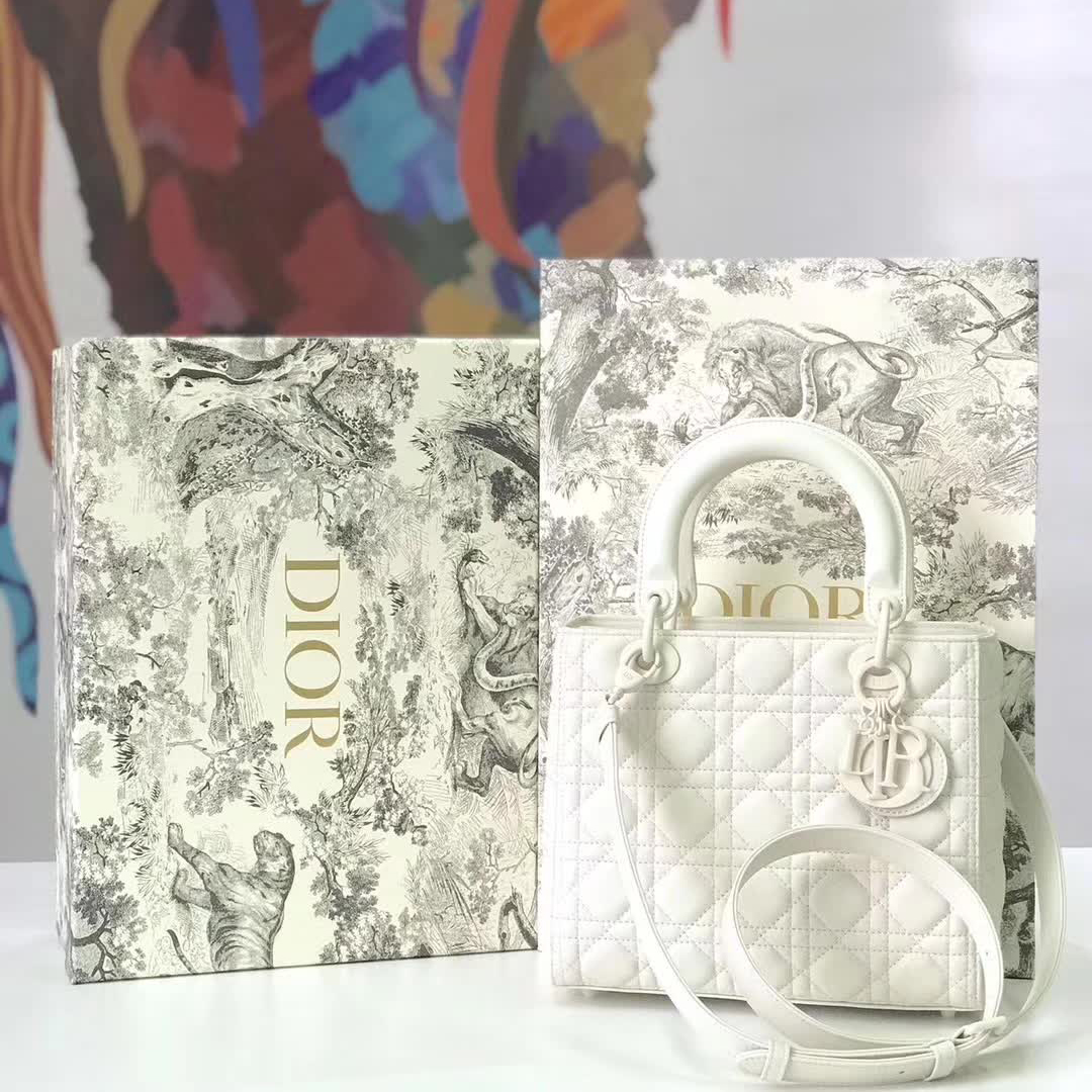 【原版皮】迪奥/Dior 戴妃包,磨砂系列,选用小牛皮绗缝藤格纹,饰有 Ultra matte 饰面金属配饰