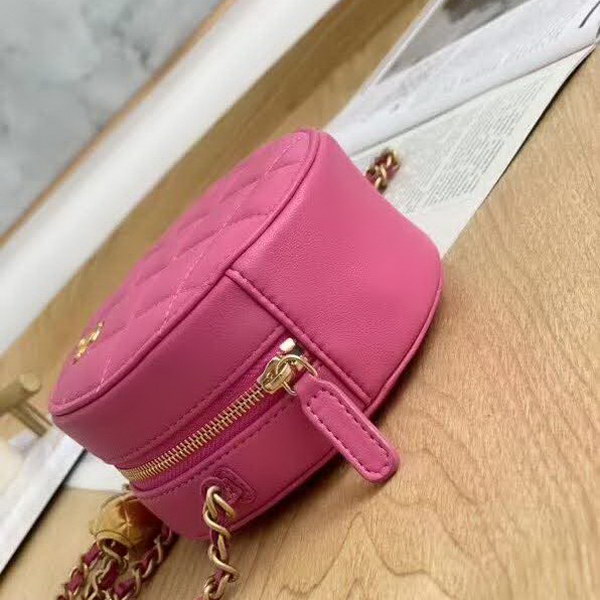 【原版皮】香奈儿/Chanel 金球系列小圆饼包,采用小羊皮精心裁制而成,柔软细腻搭配这季最火爆的链条,神奇的小金球能控制肩带长短,平时出门带的口红车钥匙纸巾都能放,款号:AS0366