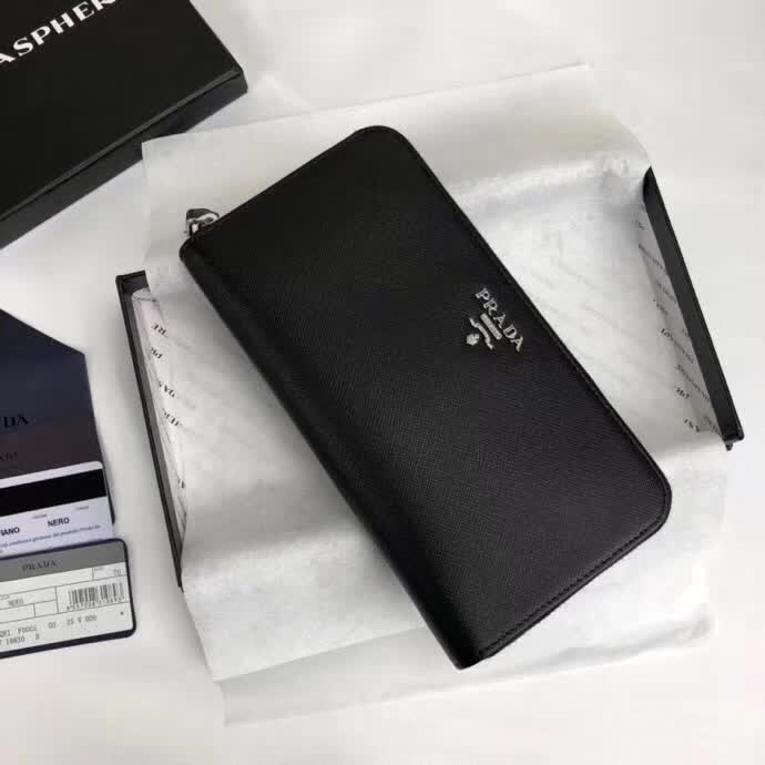 【原版皮】普拉达/Prada 拉链钱夹,选用十字纹小牛皮裁制而成,正面点缀银色散字徽标,尽显高档时尚,低调而又奢华,款号:1ML506