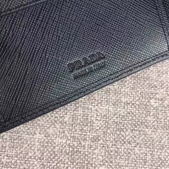 【原版皮】普拉达/Prada 短款钱夹,选用十字纹小牛皮裁制而成,边角点缀三角唛,经典之作,简单时尚,款号:2M0513