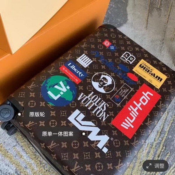 路易威登/LV Horizon 50拉杆箱,以个性创意革传奇经典,为标志性Monogram帆布点缀旅行贴饰,皮革边角保护和超大外置拉杆丰富智慧细节,打造优雅且实用的旅行伴侣