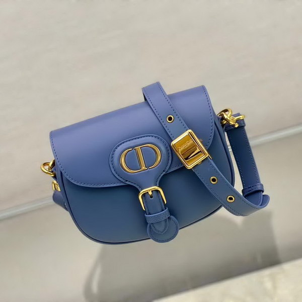 【原版皮】迪奥/Dior bobby 手袋,复古CD logo,硬挺的包身,五金做旧增加了复古感,不易磨损,采用光面牛皮革精心制作,饰以复古金色五金配件提升格调,柔软而富有质感,点缀有军装风格搭扣,款号:M9317