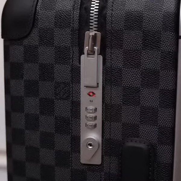 路易威登/LV Horizon 55旅行箱,每一处设计细节无不散发出创新与轻盈的风格,全新的TSA箱锁到滚轮,创新四轮拉杆箱,提供令人惊异的高容量,,款号:N23209