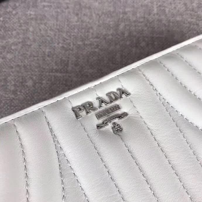 【原版皮】普拉达/Prada 拉链钱夹,选用纳帕牛皮裁制而成,点缀散字唛徽标,精湛走线均匀整齐,款号:1ML506